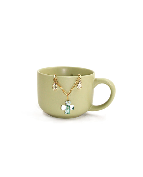 Colar dourado com cruz verde e pendentes de cristal