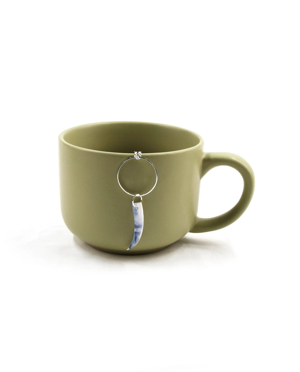 Collar plateado con colgante colmillo azul