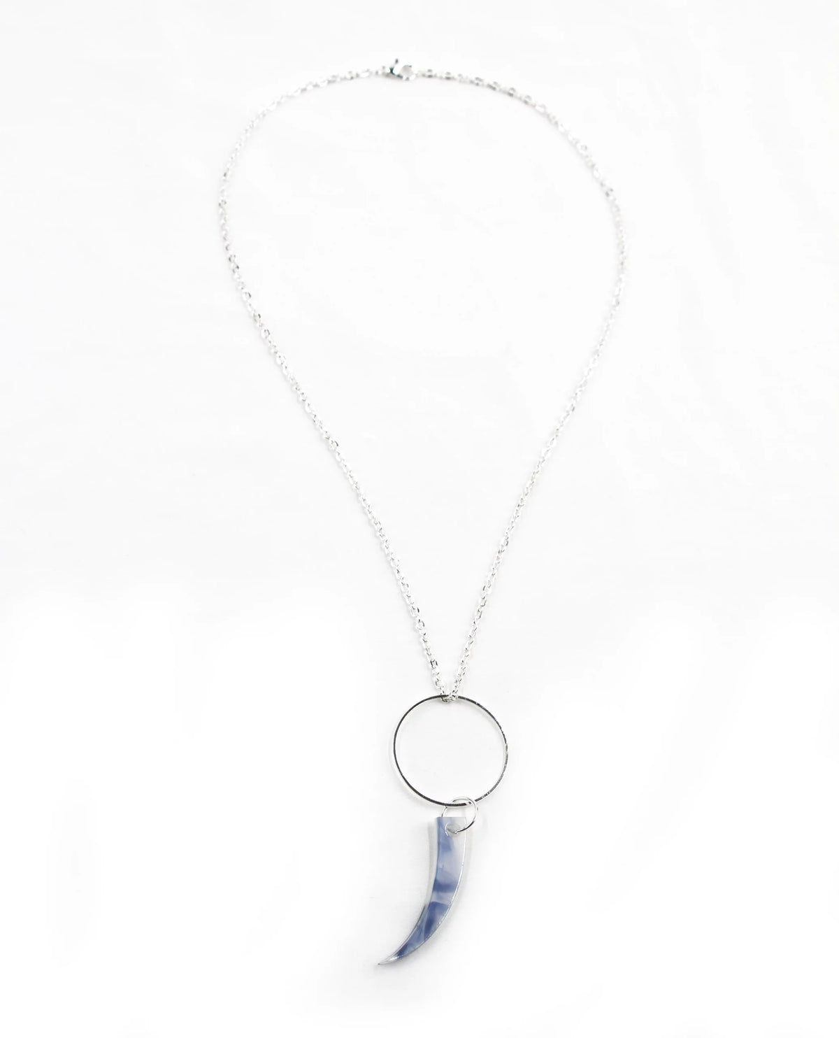 Collar plateado con colgante colmillo azul