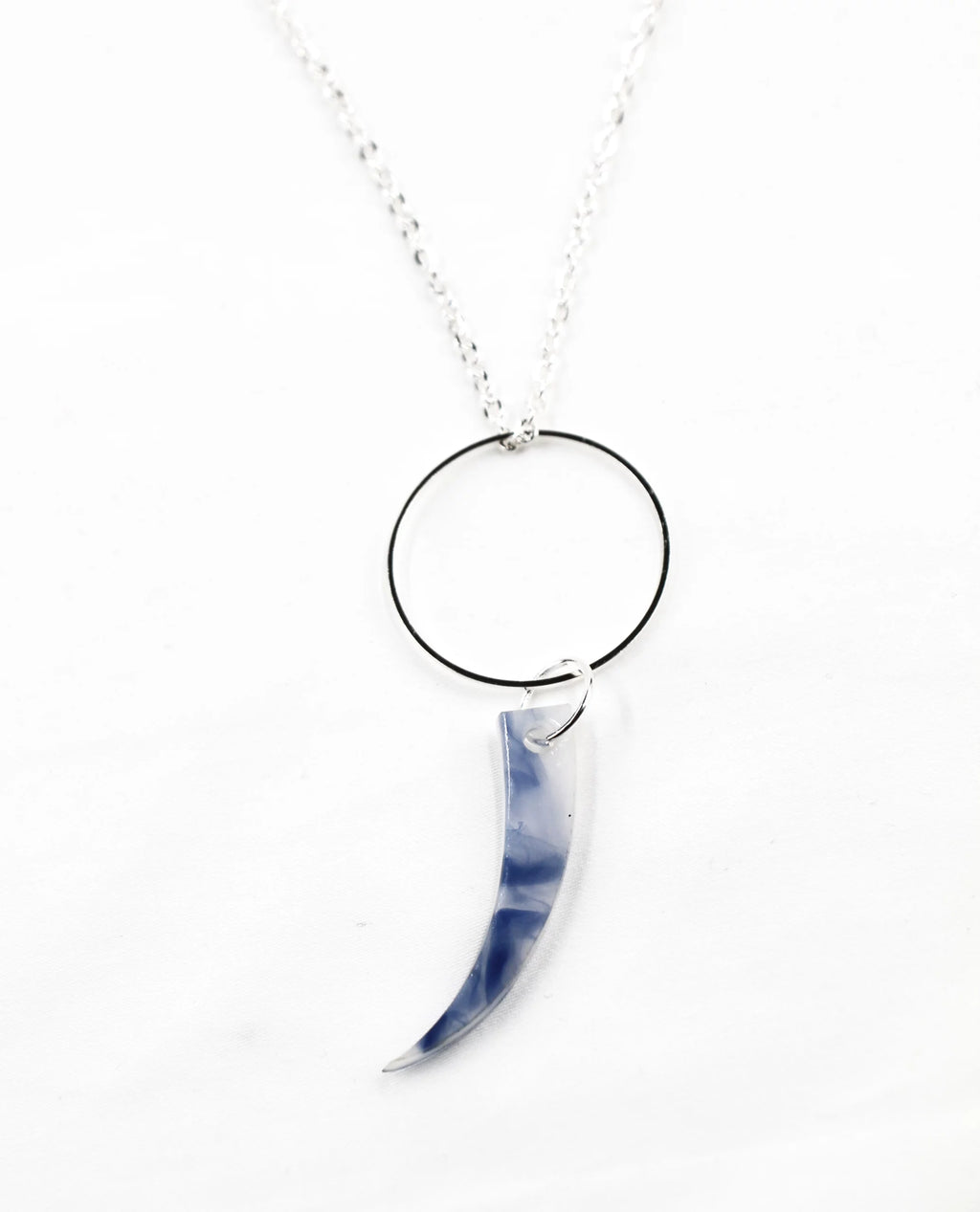 Collar plateado con colgante colmillo azul