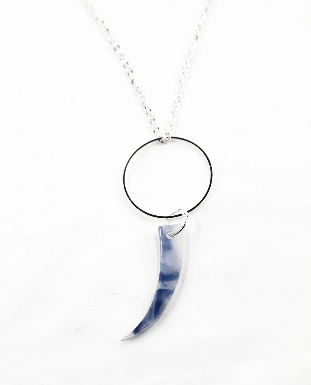 Collar plateado con colgante colmillo azul