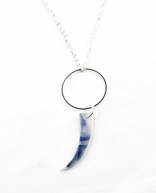 Colar prateado com pendente de presa azul