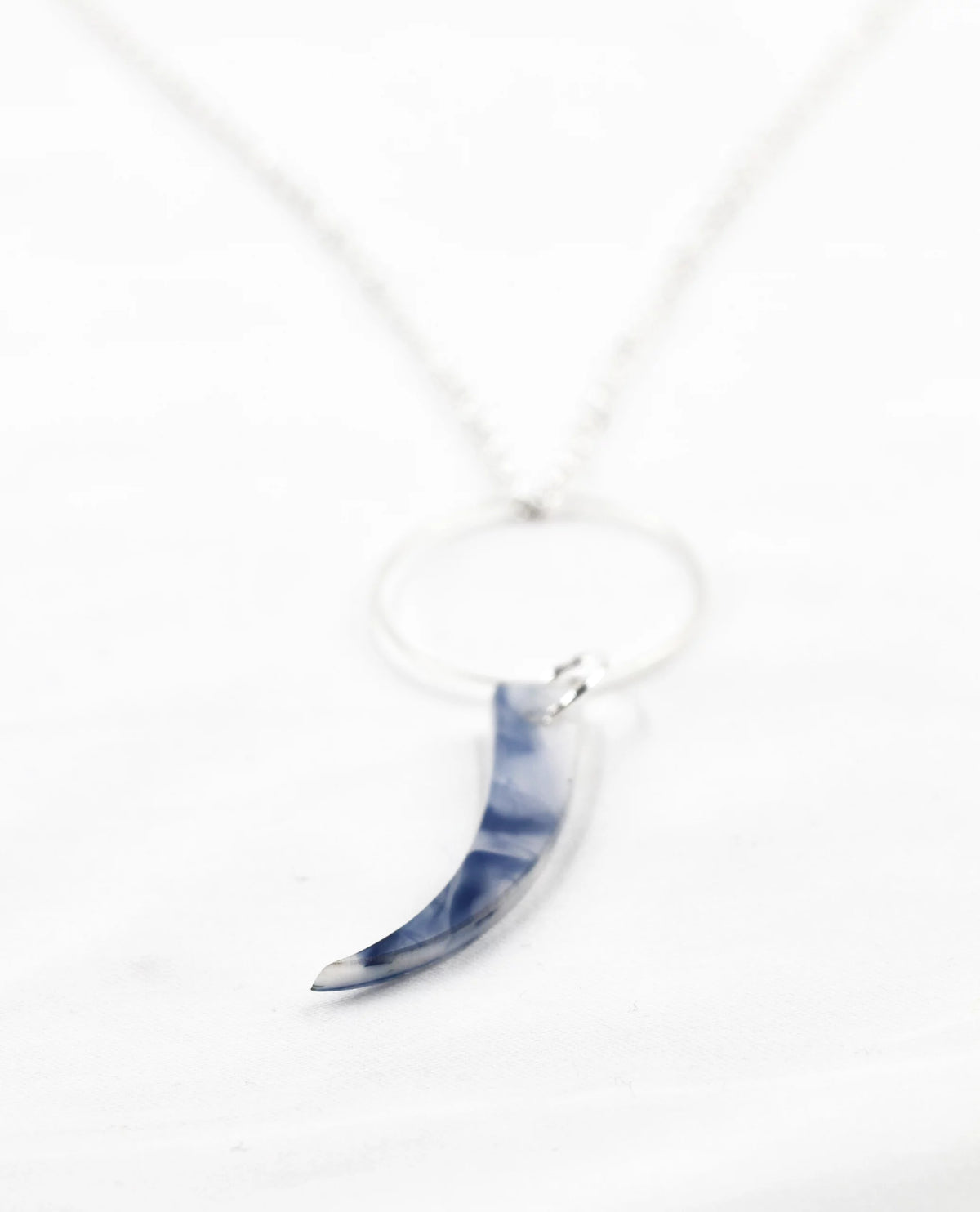 Collar plateado con colgante colmillo azul