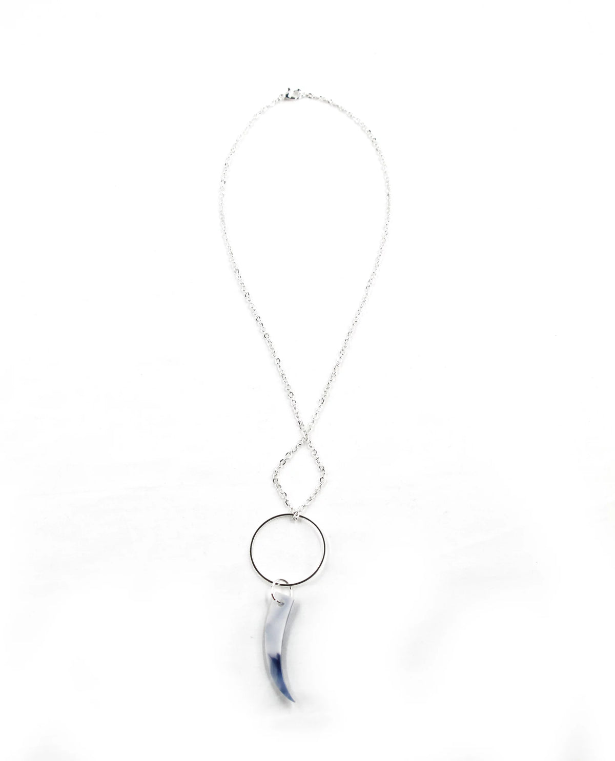 Collar plateado con colgante colmillo azul