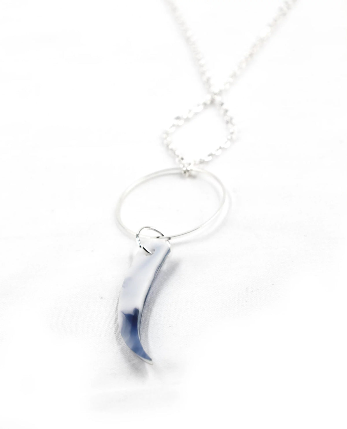 Collar plateado con colgante colmillo azul