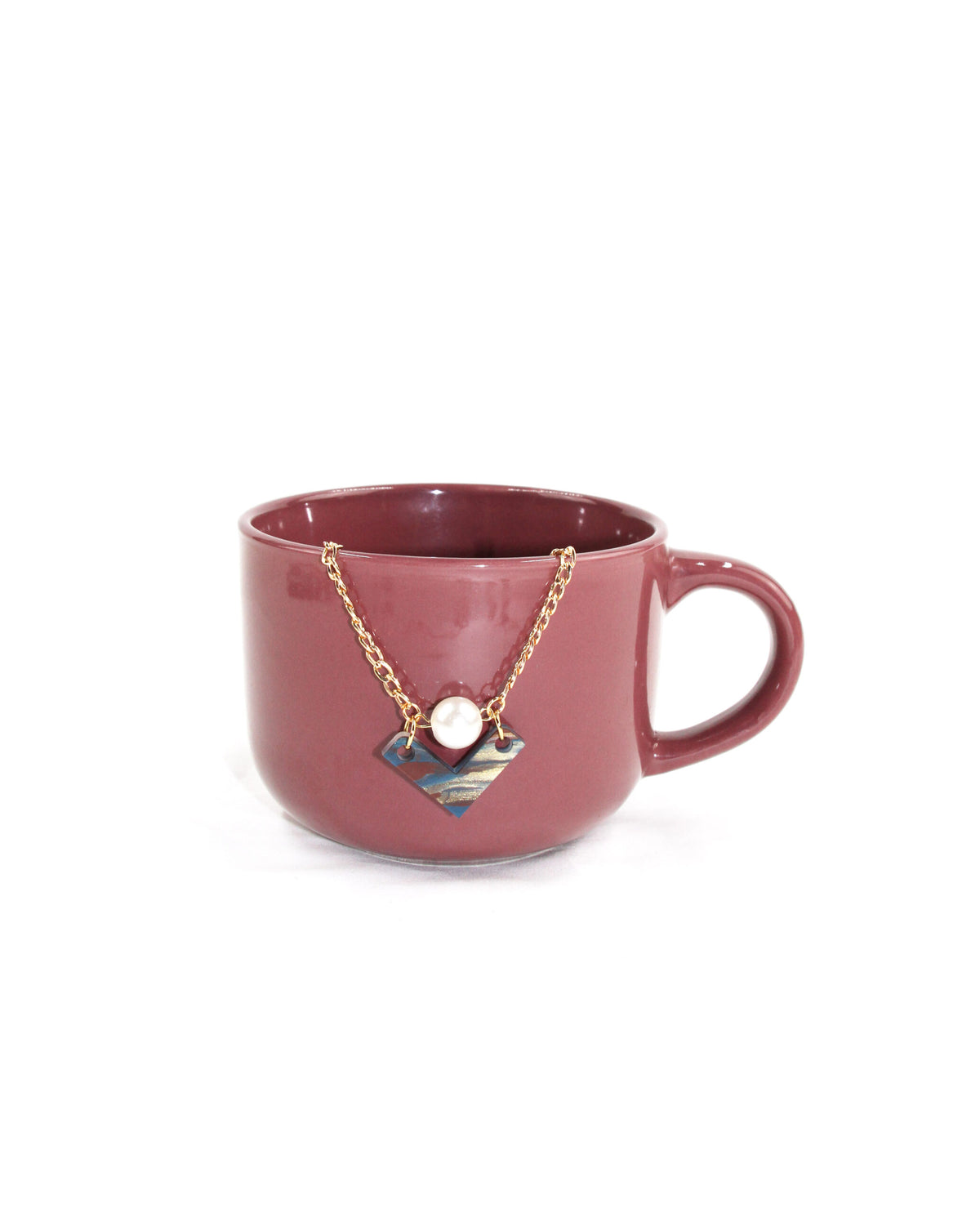 Collar dorado con colgante perlado y pieza geométrica marmolada
