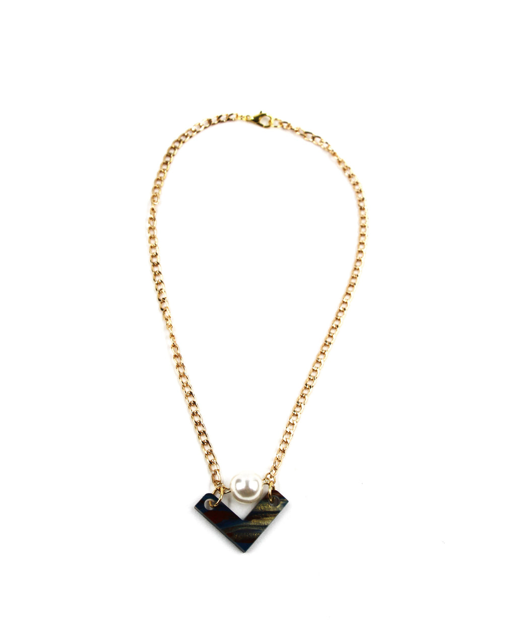 Collar dorado con colgante perlado y pieza geométrica marmolada