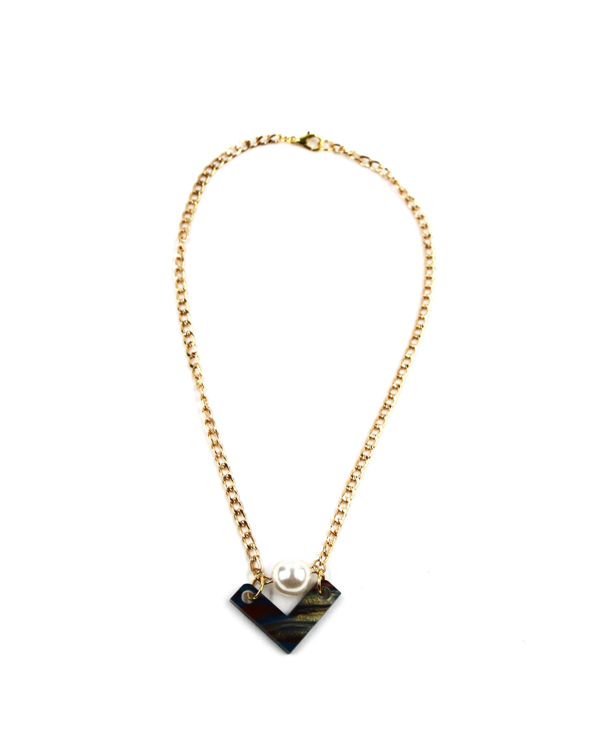 Collar dorado con colgante perlado y pieza geométrica marmolada