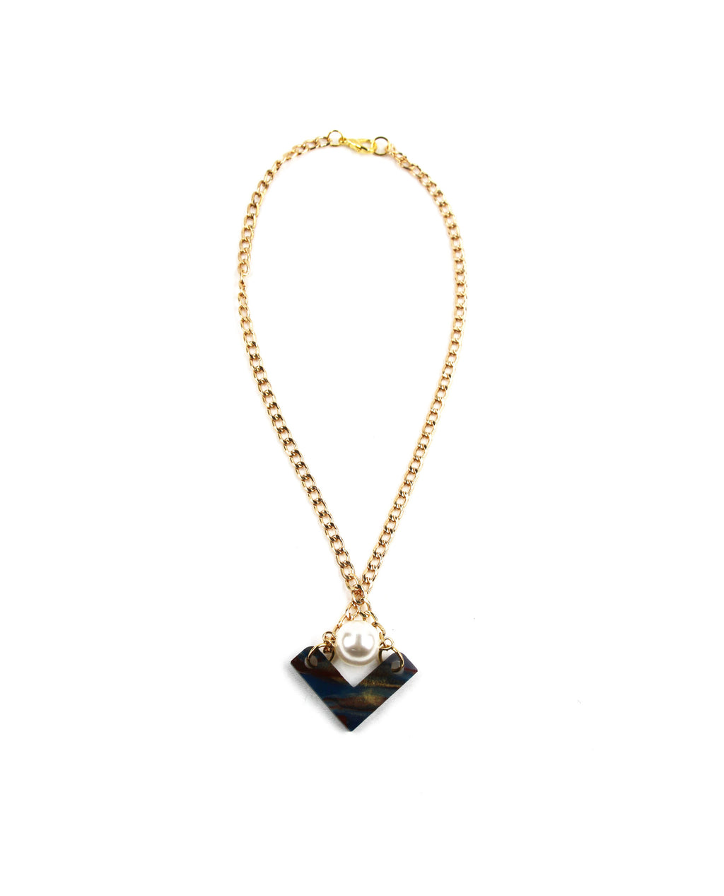 Collar dorado con colgante perlado y pieza geométrica marmolada