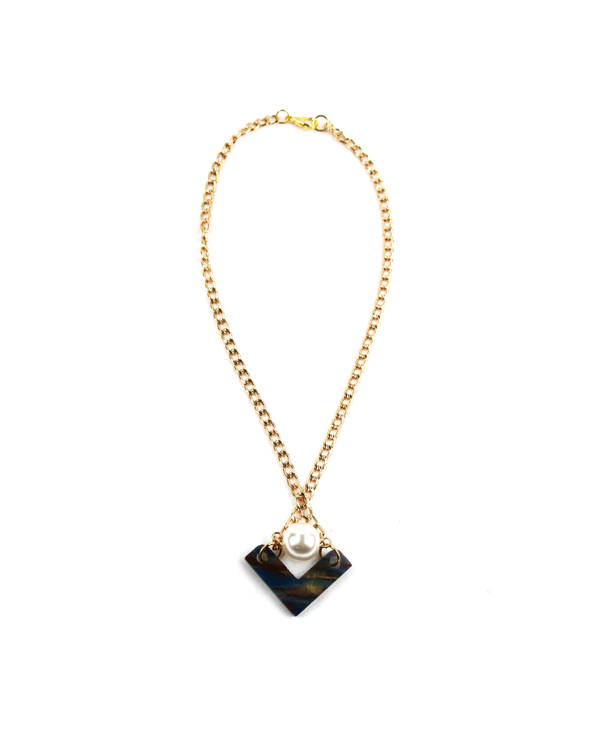 Collar dorado con colgante perlado y pieza geométrica marmolada