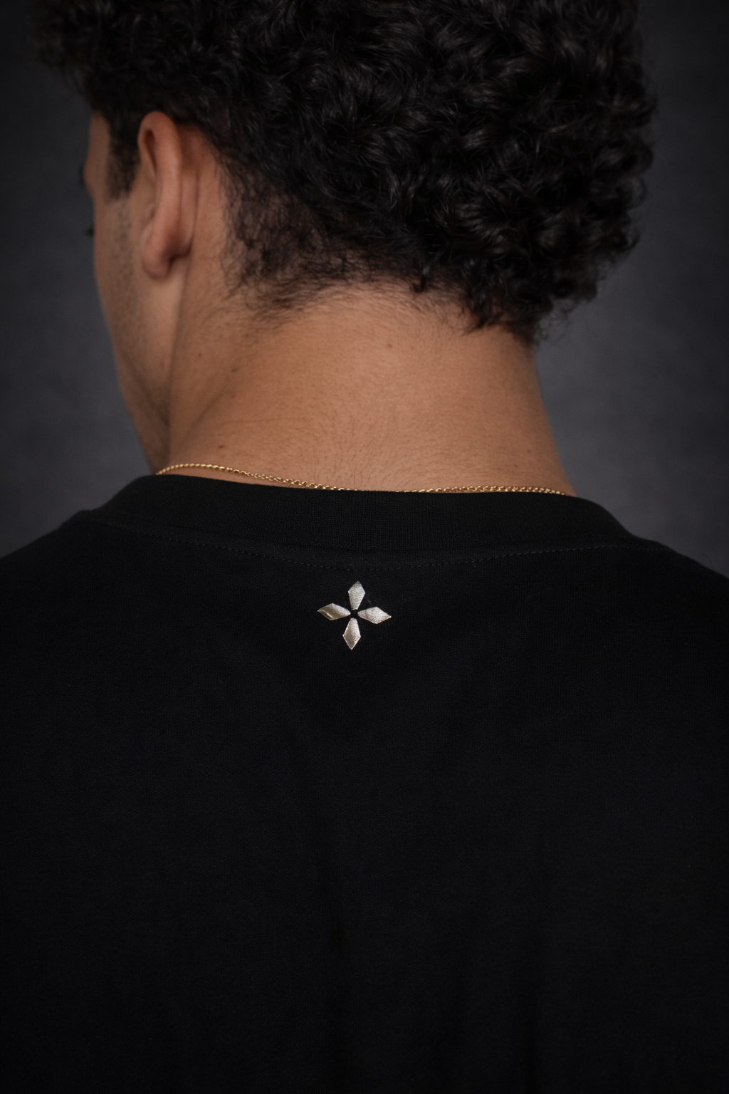 A PEQUENA AZULEJO PRETO E BRANCO